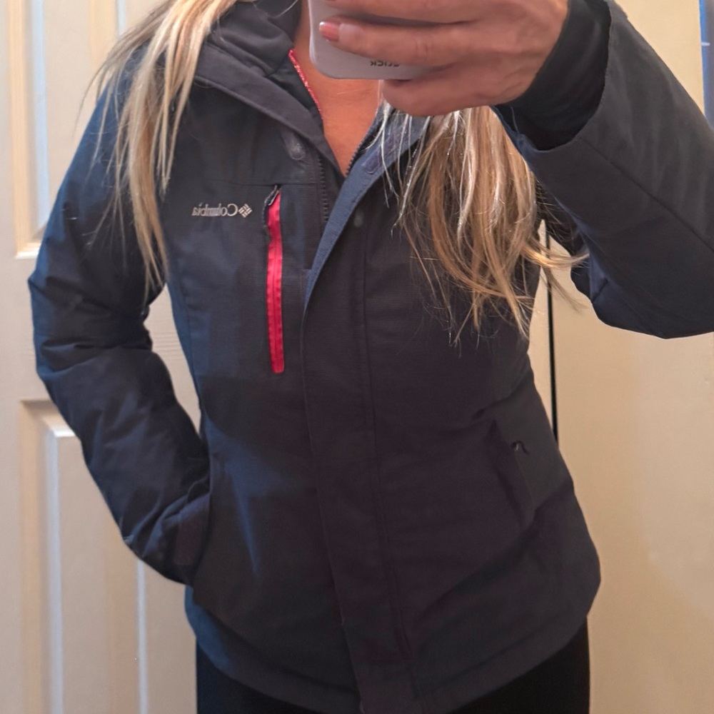 Columbia Women's Dark Blue Ski Jacket with Pink lining and accents